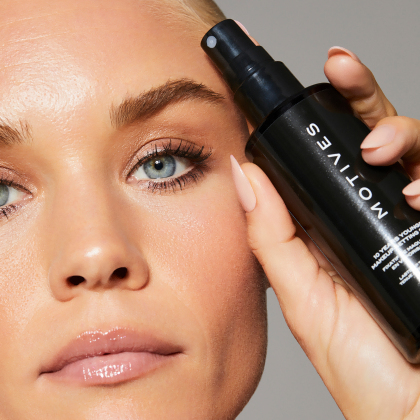Motives&reg; 瞬間無瑕定妝噴霧