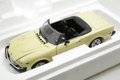 FIAT 124 SPIDER - 72613 - CREAM 