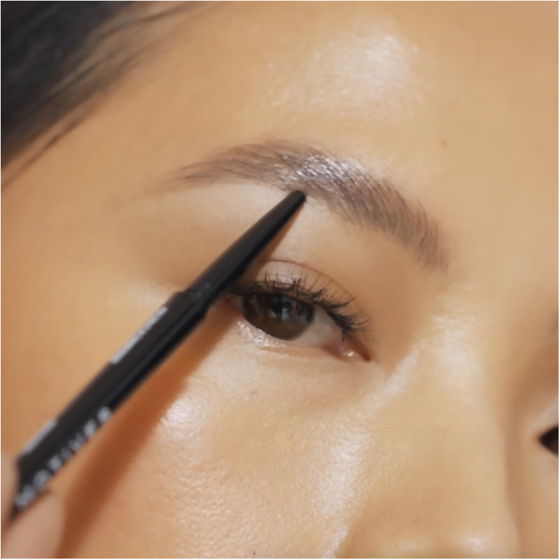 Motives&reg;超细致塑形眉笔