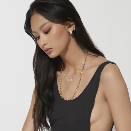 KOURTNEY &ndash; Nine Cross Necklace alternate image
