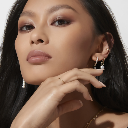 AVIVA &ndash; Glass Pearl Ear Cuff alternate image