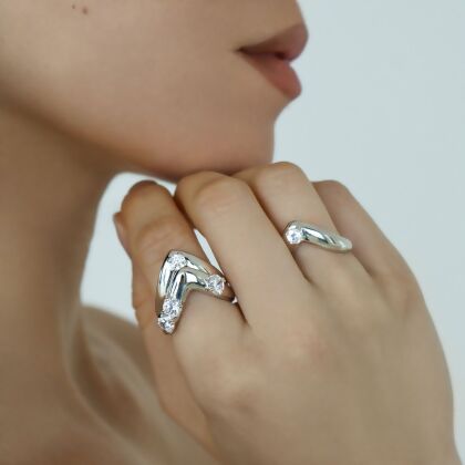 LEXI &ndash; Prong Set V-Shaped Ring Duo alternate image