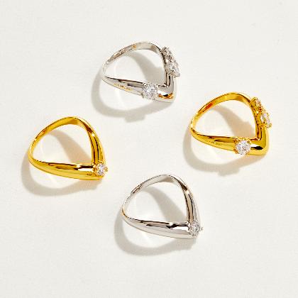 LEXI &ndash; Prong Set V-Shaped Ring Duo alternate image