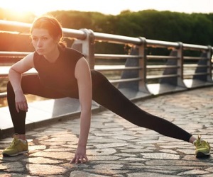 Dynamic Stretches: Walking Lunges